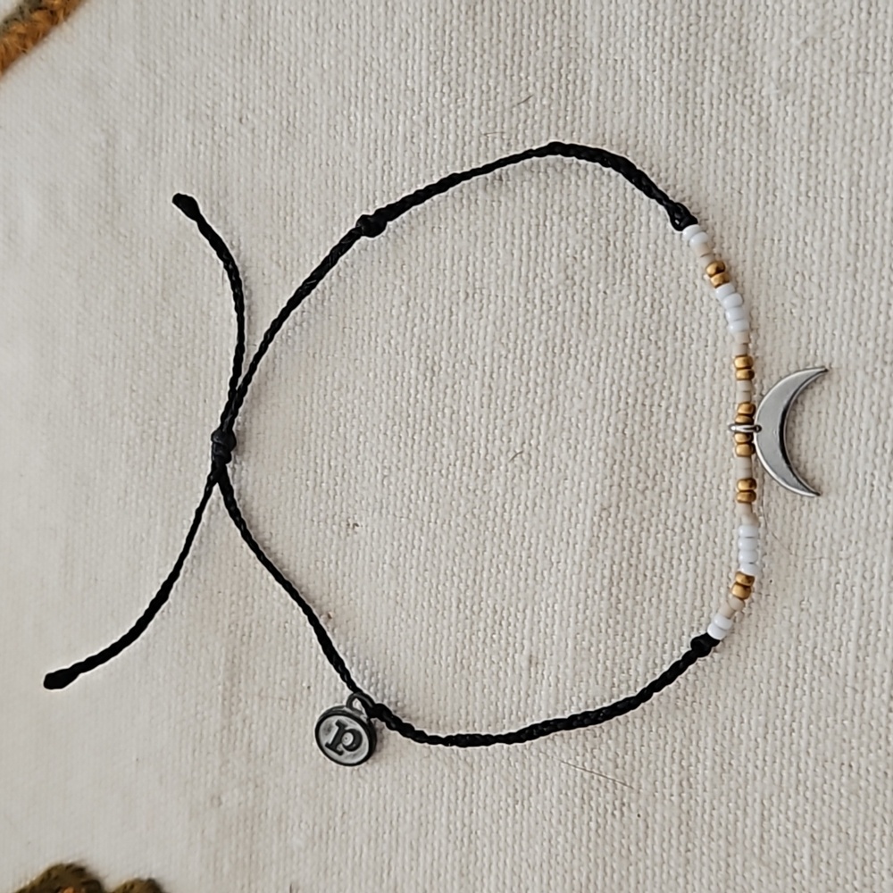 Pura vida crecent moon braceket
